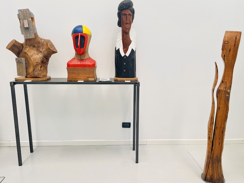 Acque del Chiampo | Tre opere della mostra d’arte contemporanea “Manifesti” esposte nell’atrio della sede di Acque del Chiampo fino a fine anno