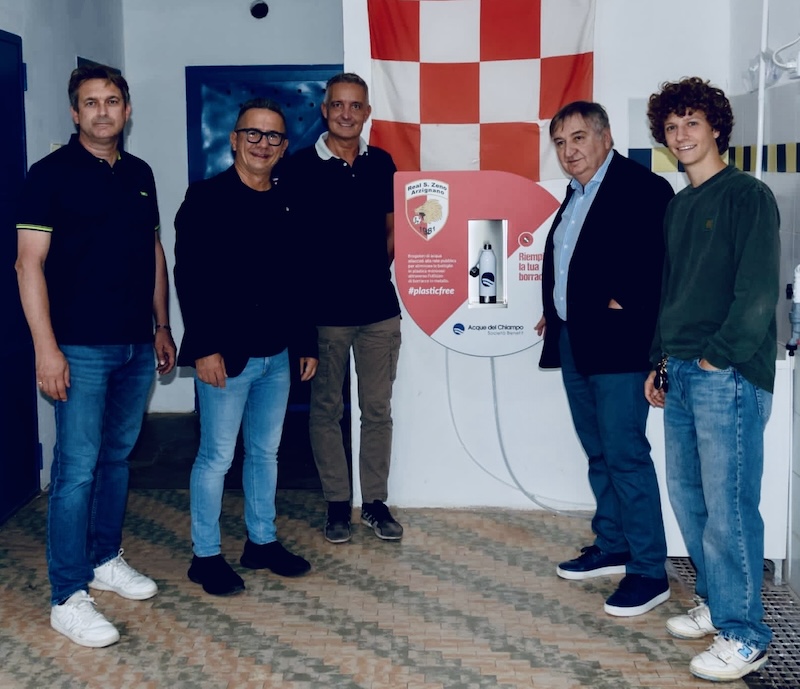 Acque del Chiampo | Arzignano, nuovo erogatore d’acqua al campo parrocchiale Mattarello: Acque del Chiampo al fianco dei giovani e dello sport